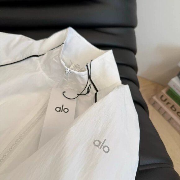 Auth Alo Yoga Set Motivate Full-Zip Track Jacket And Motivate Track Short White - Picture 5 of 8